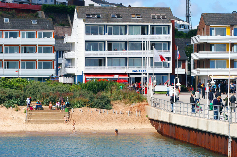 Haus-hanseat-hotel-helgoland-aussen-strand - Hotels & Apartments Auf ...